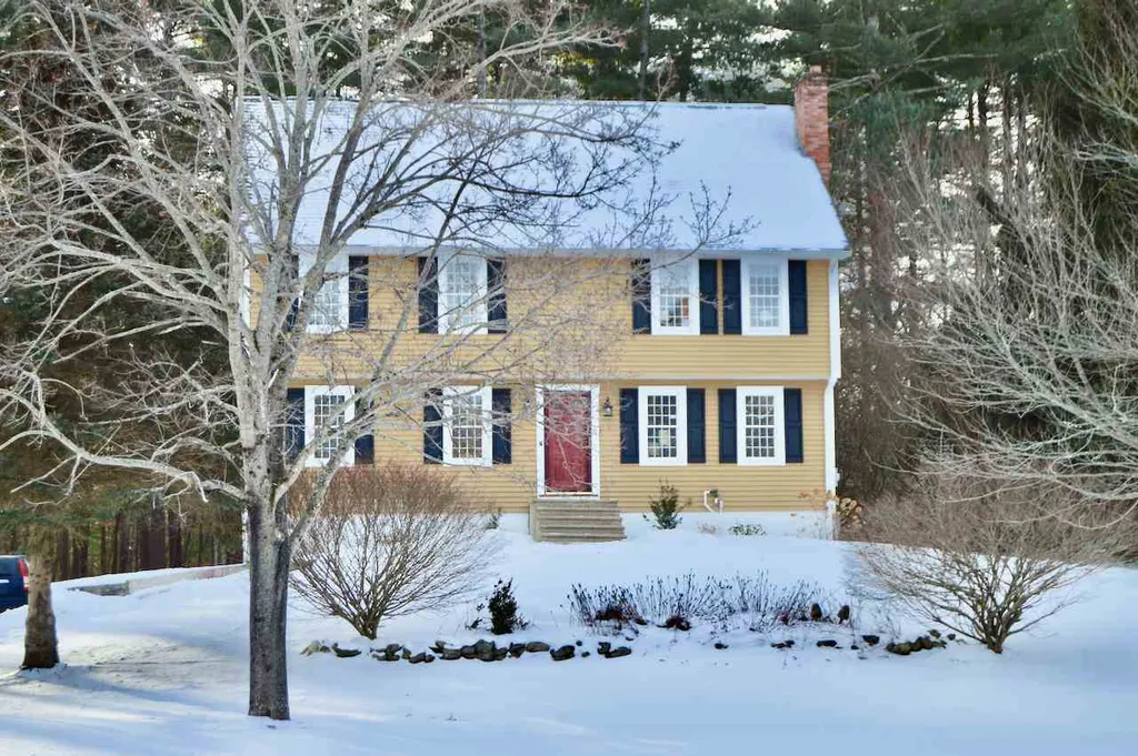 31 Rolling Ridge Road Londonderry NH 03053