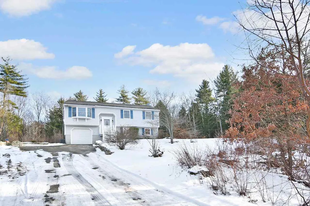14 Huckleberry Road Raymond NH 03077