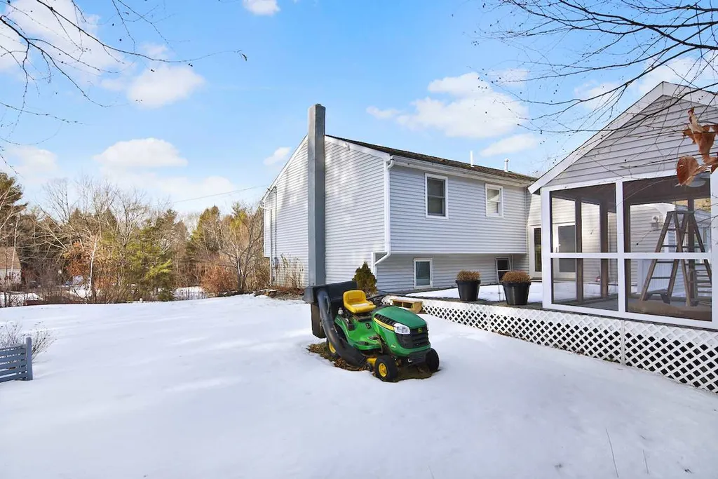 14 Huckleberry Road Raymond NH 03077