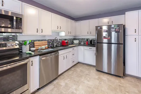 26 Hilltop Place New London NH 03257