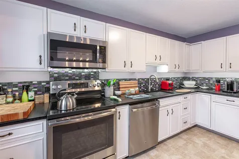 26 Hilltop Place New London NH 03257