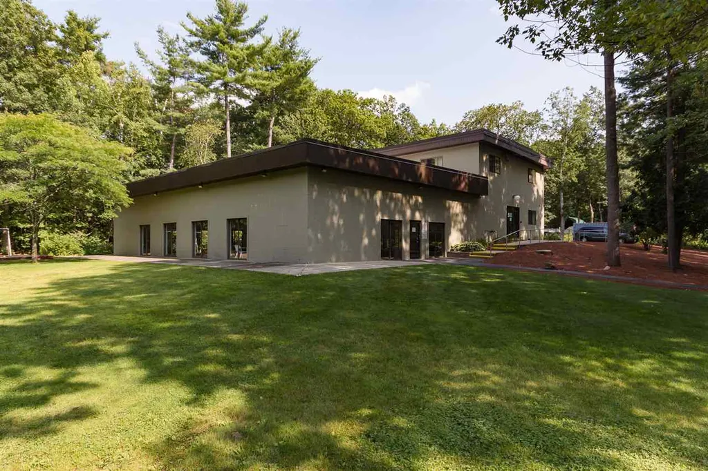 14 Strawberry Bank Road Nashua NH 03062