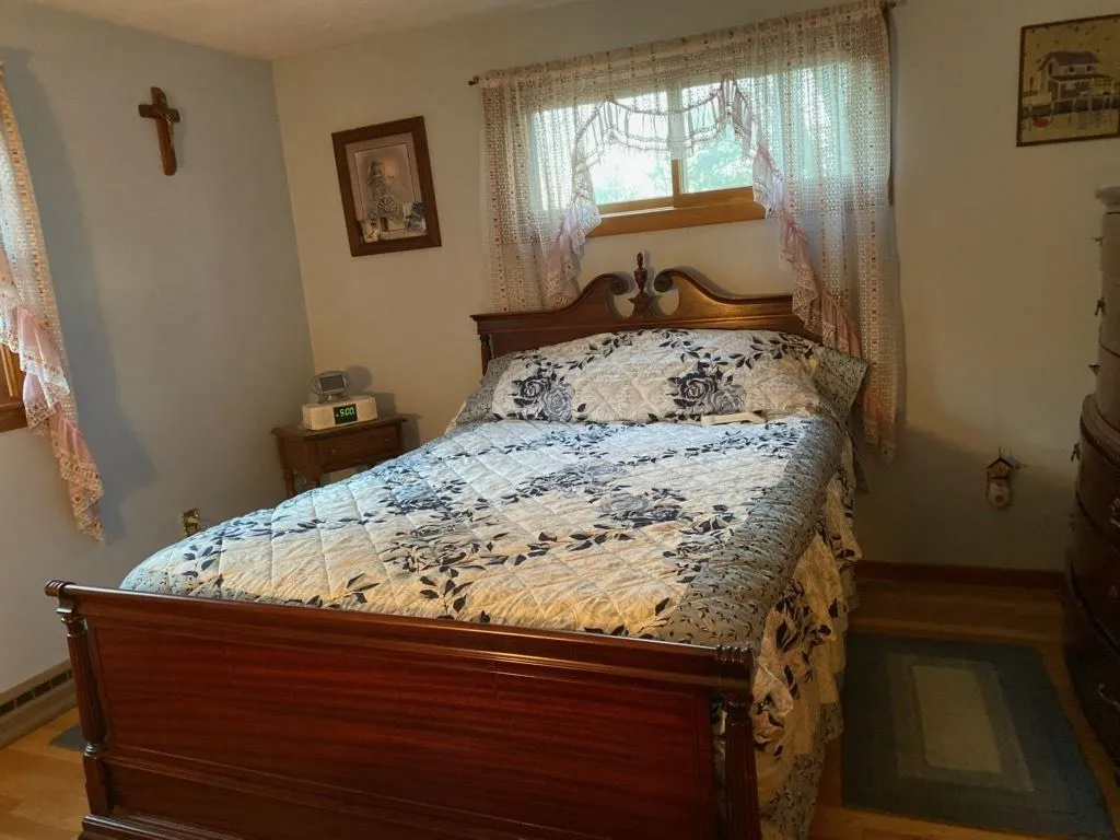 11 Thomas Avenue Pelham NH 03076