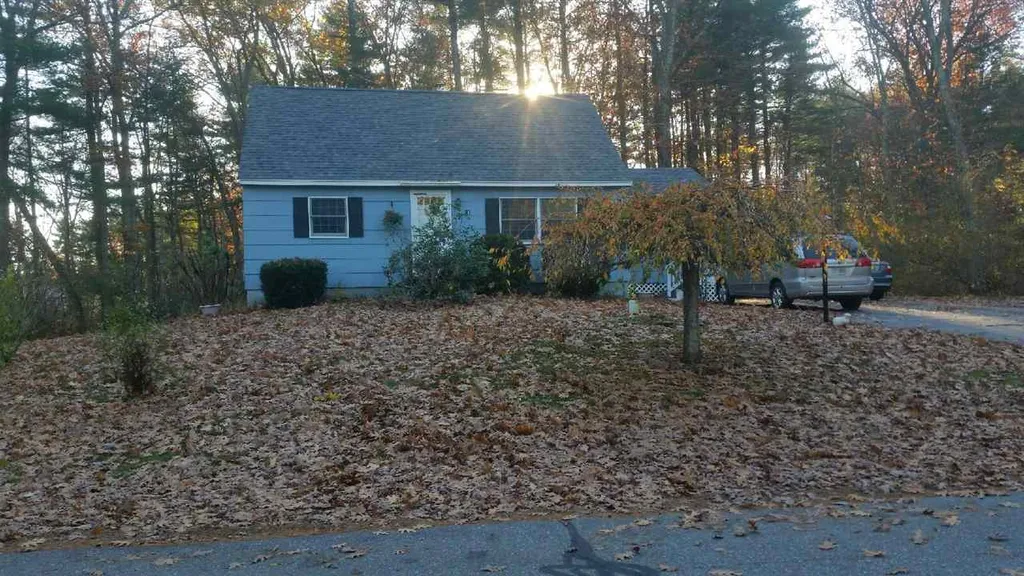 11 Thomas Avenue Pelham NH 03076