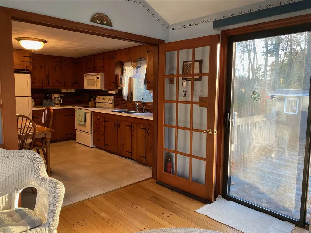 11 Thomas Avenue Pelham NH 03076
