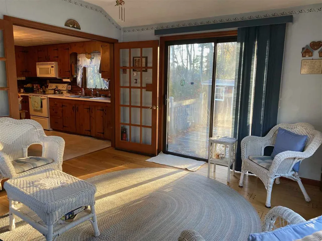 11 Thomas Avenue Pelham NH 03076