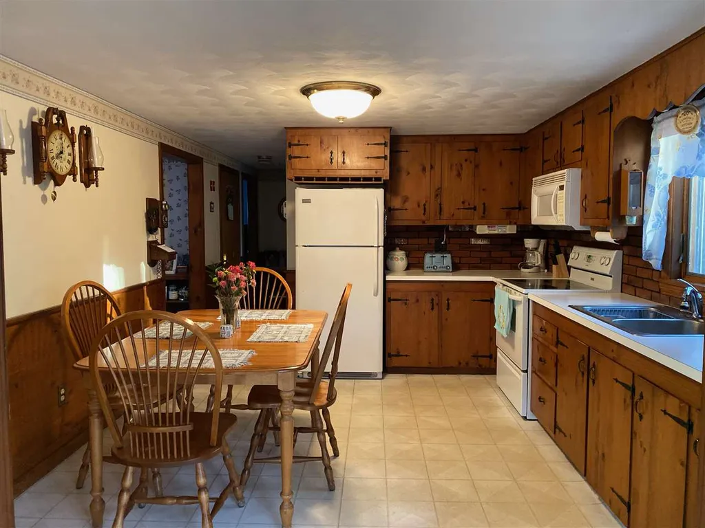 11 Thomas Avenue Pelham NH 03076