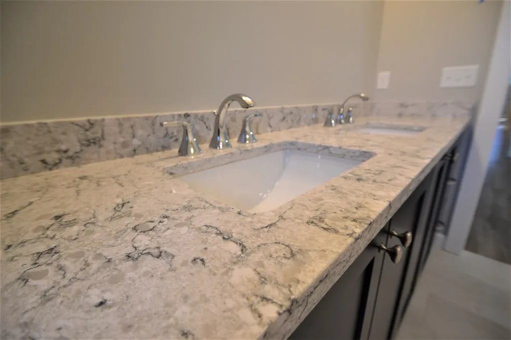 39 Clover Lane Londonderry NH 03053