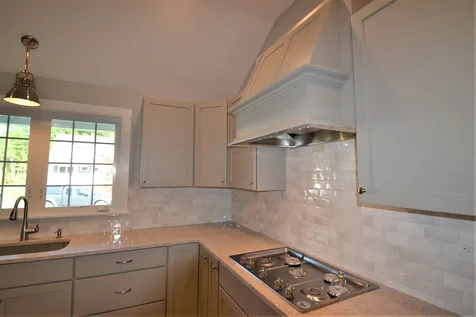 39 Clover Lane Londonderry NH 03053