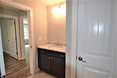 39 Clover Lane Londonderry NH 03053