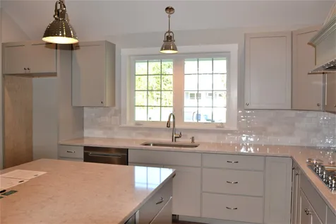 39 Clover Lane Londonderry NH 03053