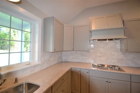 39 Clover Lane Londonderry NH 03053