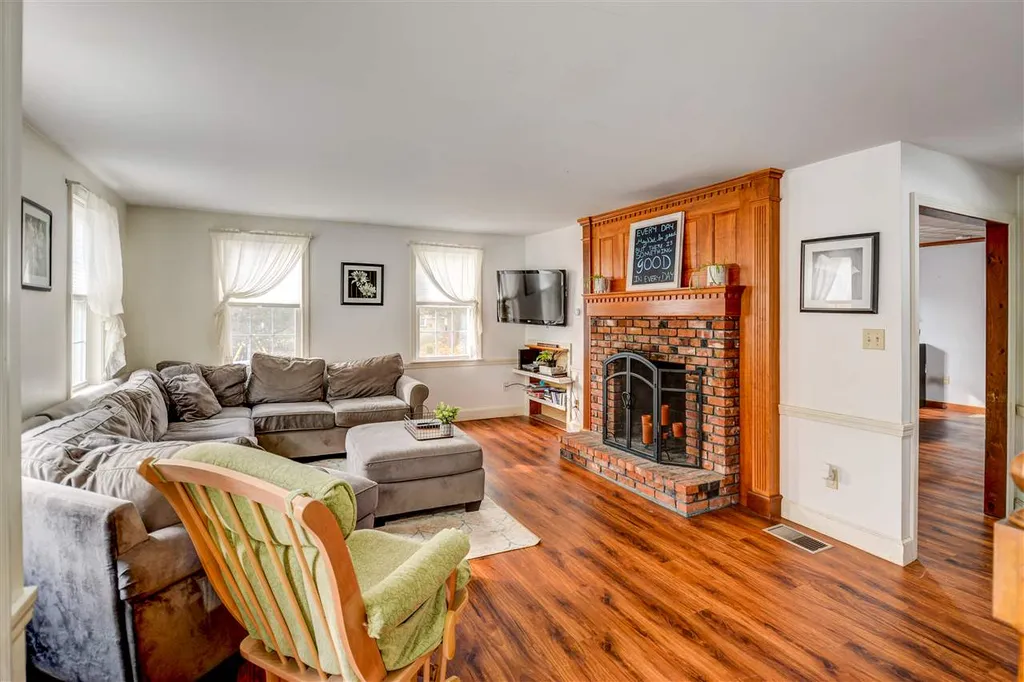 4 Harriman Road Raymond NH 03077