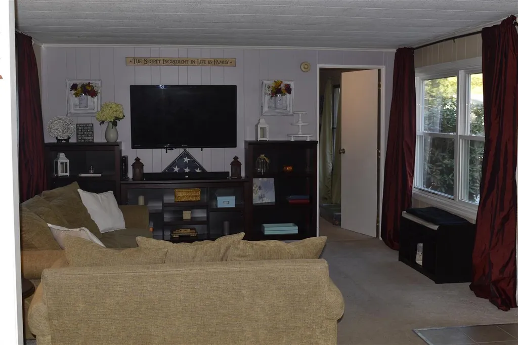 18 Saturn Lane Nashua NH 03062