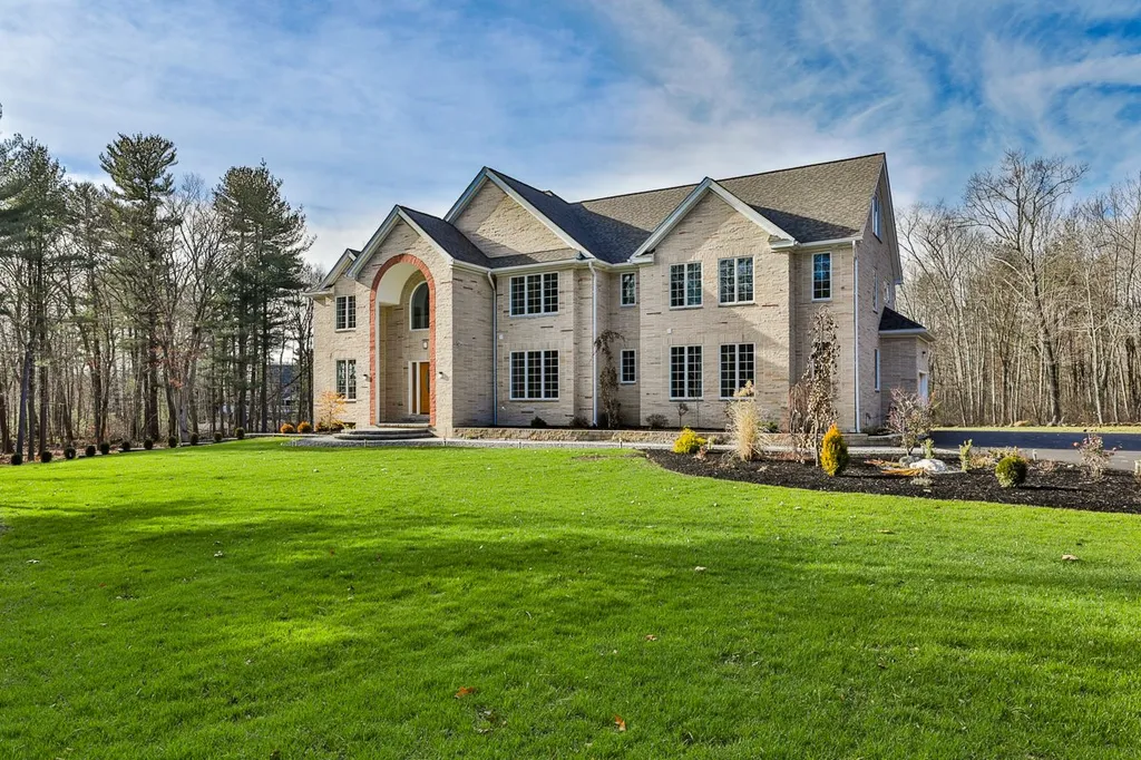 14 Brushwood Drive Atkinson NH 03811