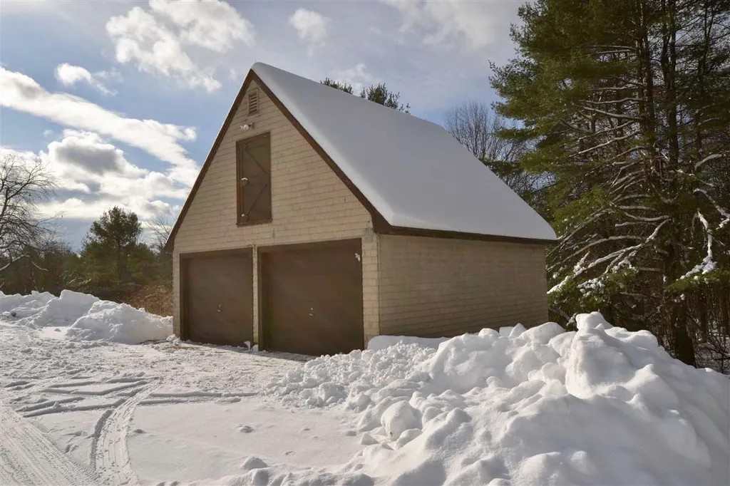 9 Reaveley Road Hancock NH 03449