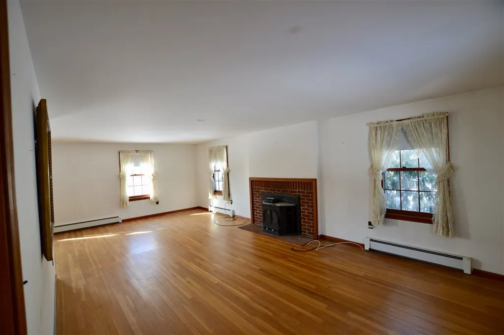 9 Reaveley Road Hancock NH 03449