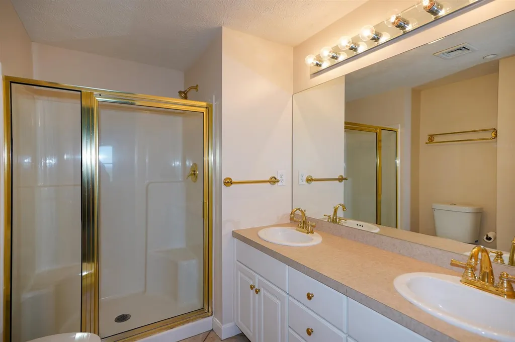 16 Mountain Laurels Drive Nashua NH 03062