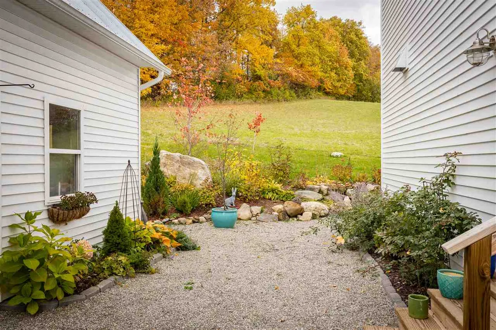 1092 Roscoe Road Charlotte VT 05445