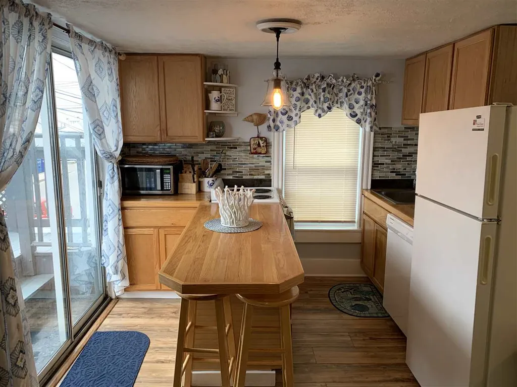 9 G Street Hampton NH 03842