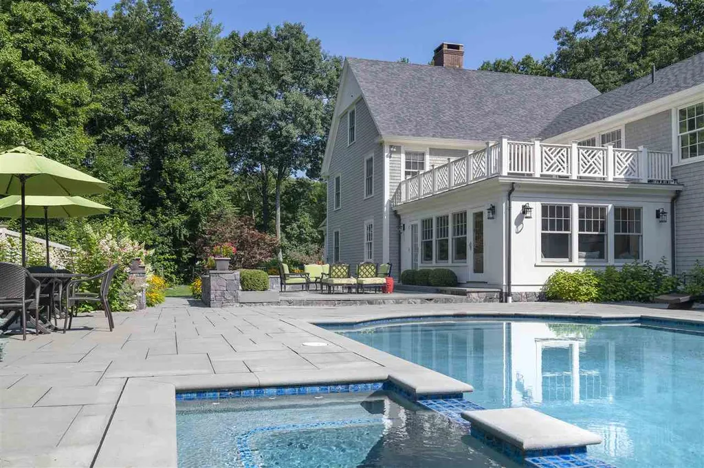 21 Caverno Drive Lee NH 03861