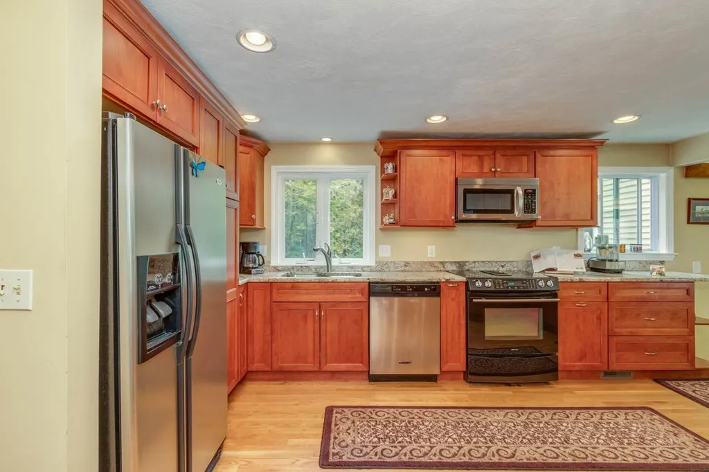31 Tokanel Drive Londonderry NH 03053
