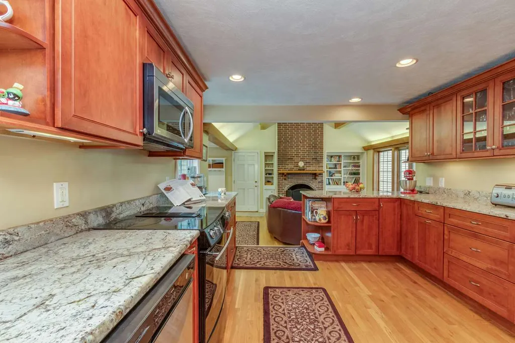 31 Tokanel Drive Londonderry NH 03053