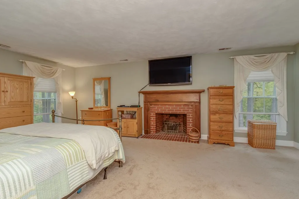 31 Tokanel Drive Londonderry NH 03053