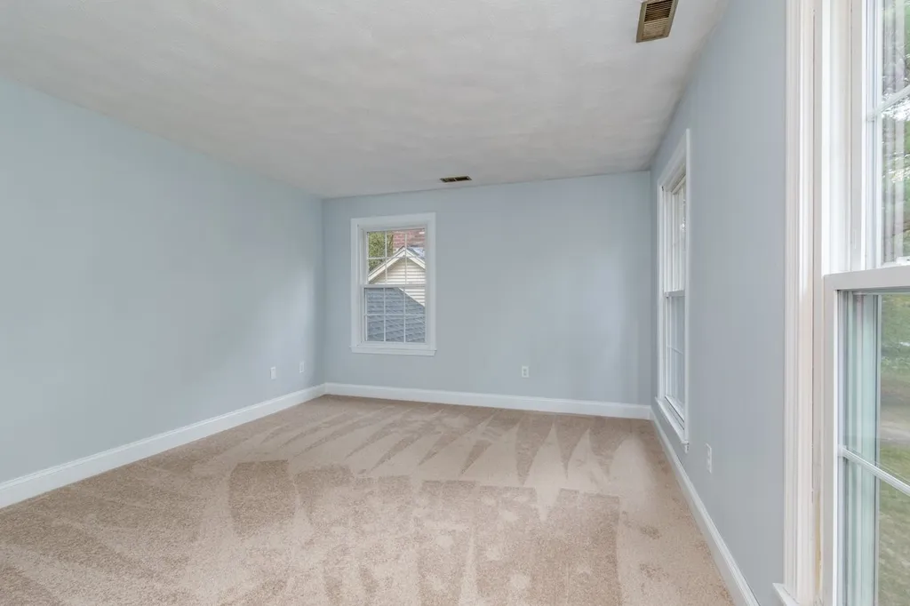 31 Tokanel Drive Londonderry NH 03053