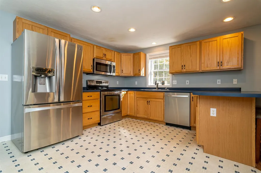 53 Victoria Farm Road Fremont NH 03044