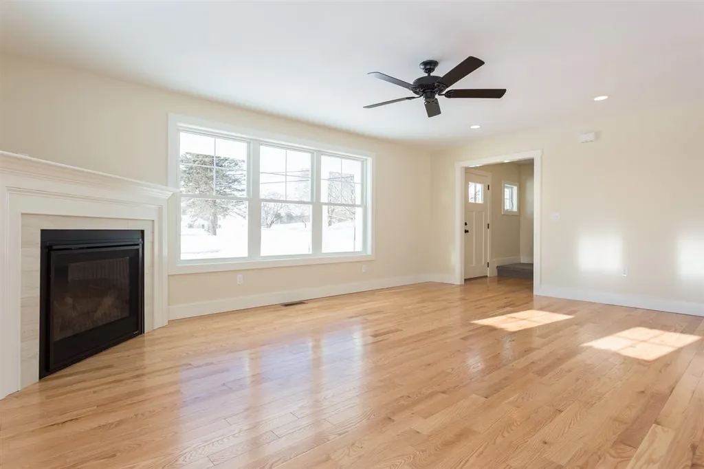 22 Kendall Lane Raymond NH 03077