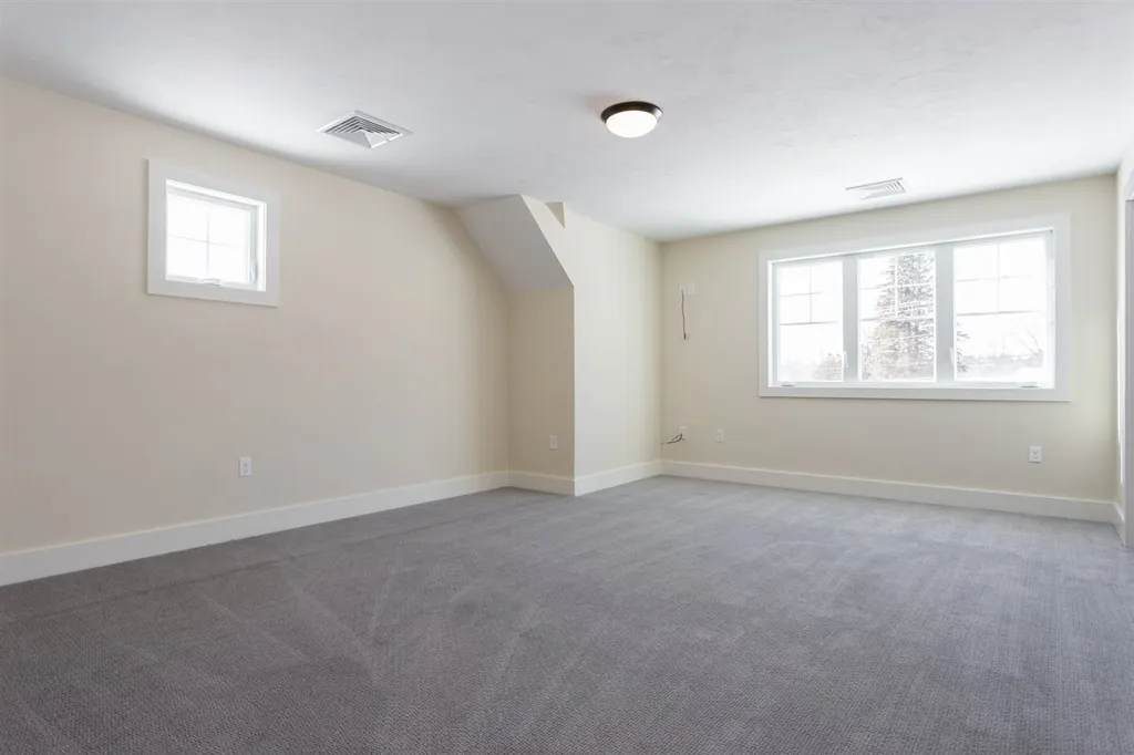 22 Kendall Lane Raymond NH 03077