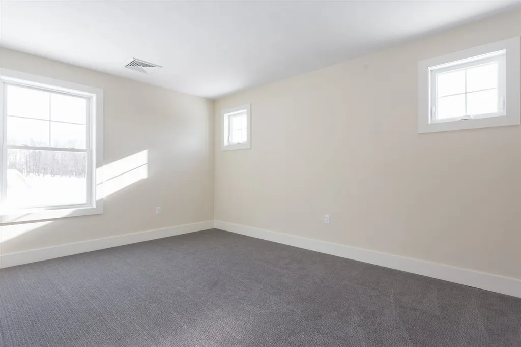 22 Kendall Lane Raymond NH 03077