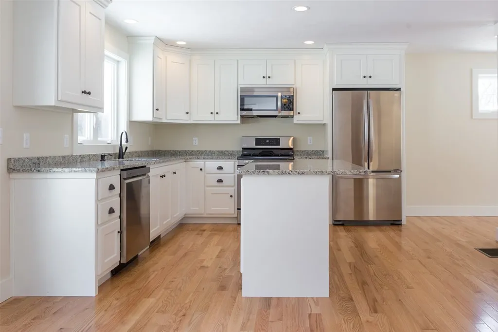 22 Kendall Lane Raymond NH 03077