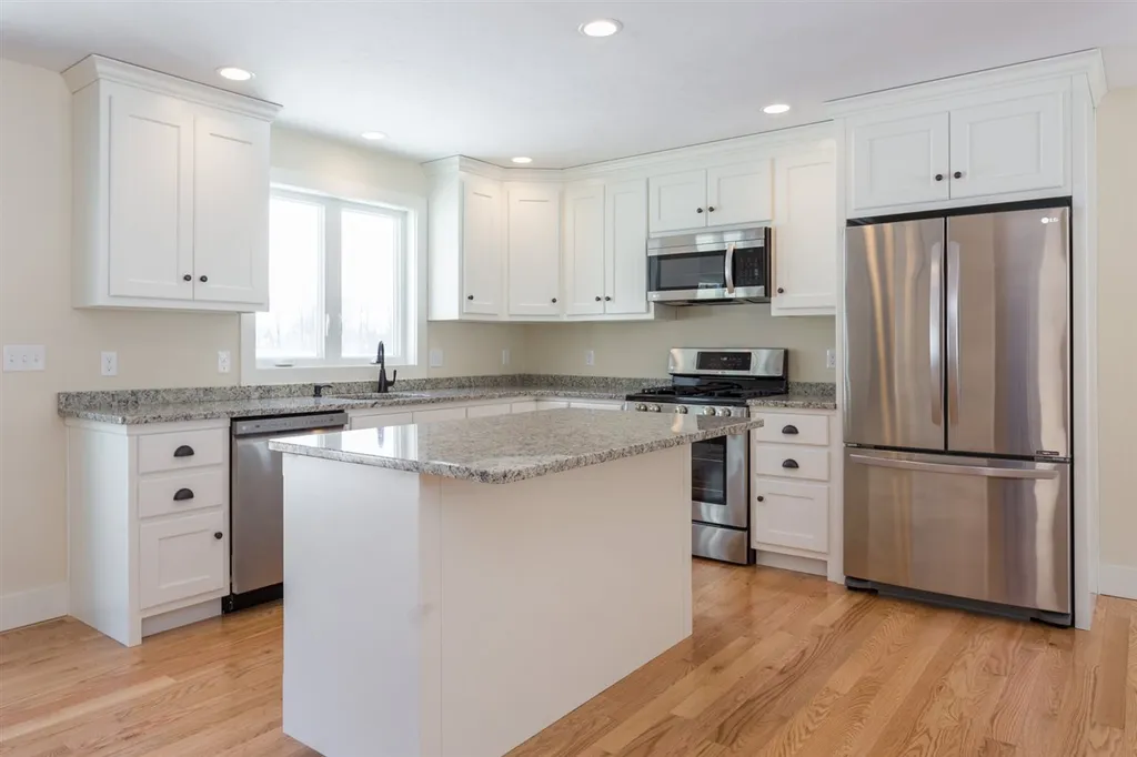 22 Kendall Lane Raymond NH 03077