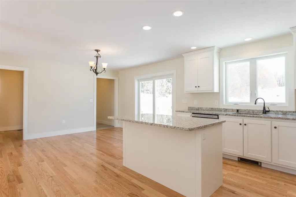 22 Kendall Lane Raymond NH 03077