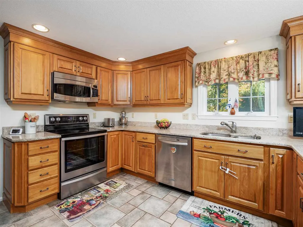 8 Bennington Road Nashua NH 03064