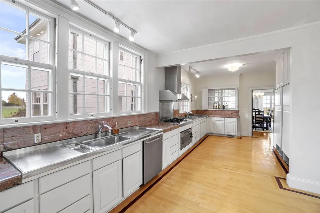 15 Willow Avenue North Hampton NH 03862