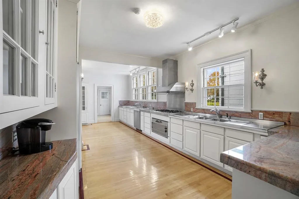 15 Willow Avenue North Hampton NH 03862