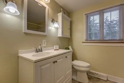 10 Travers Street Hudson NH 03051