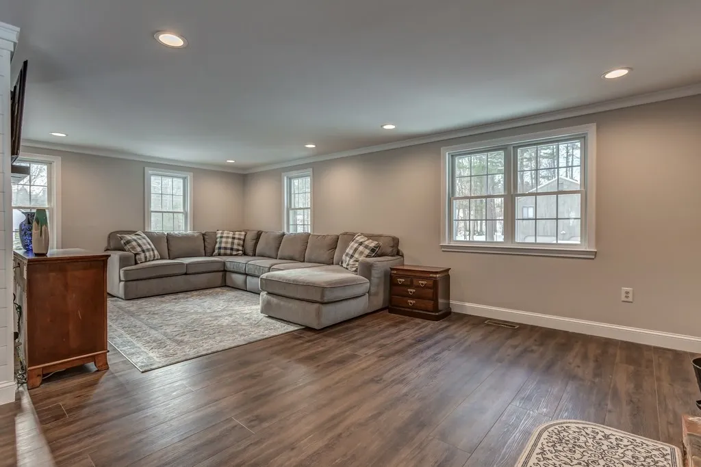 13 Barisano Way Nashua NH 03063