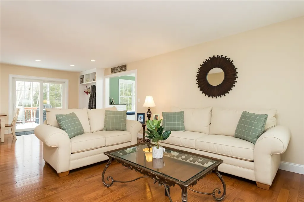 18 Treys Way Epping NH 03042