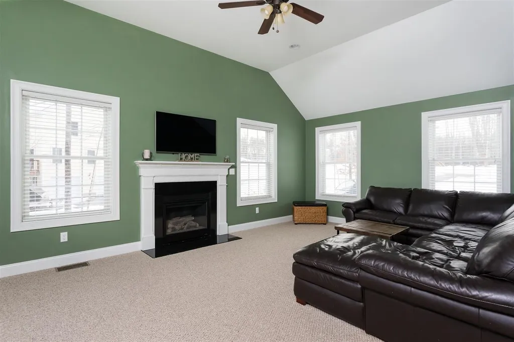 18 Treys Way Epping NH 03042