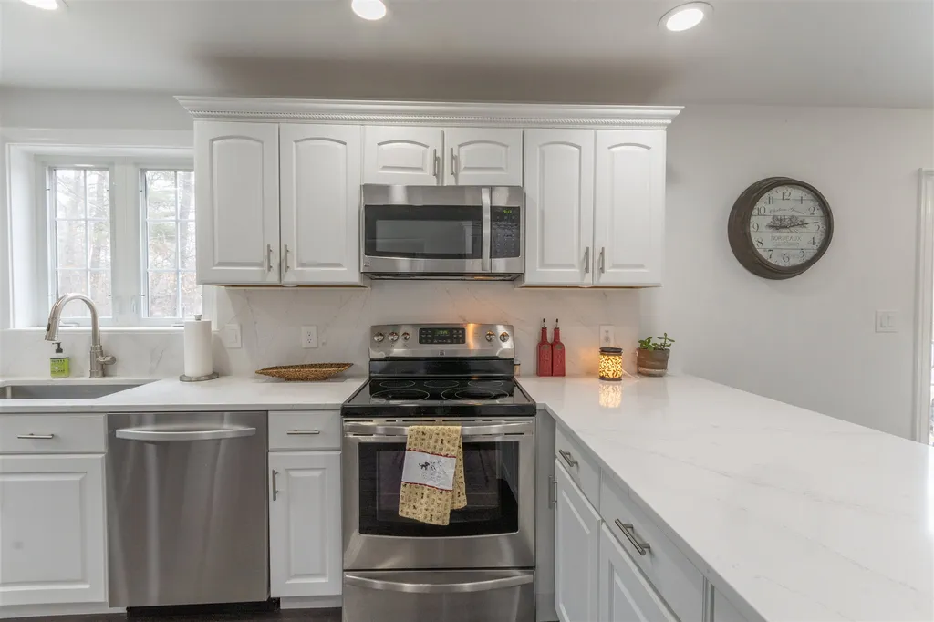 3 Cove Drive Derry NH 03038