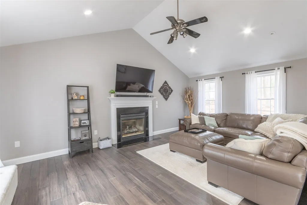3 Cove Drive Derry NH 03038