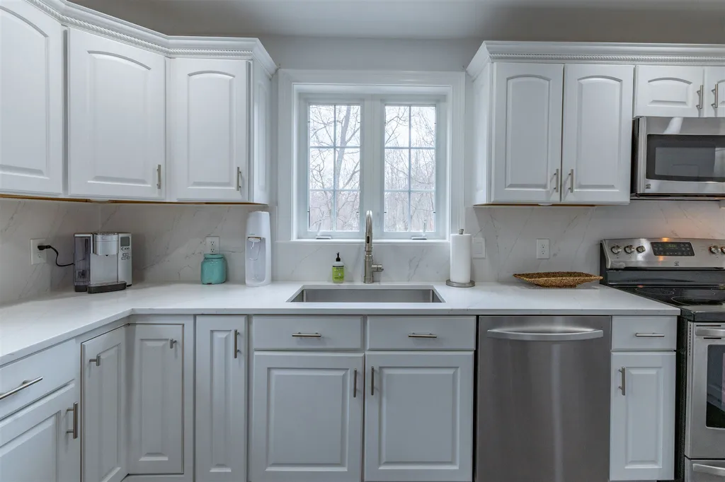 3 Cove Drive Derry NH 03038