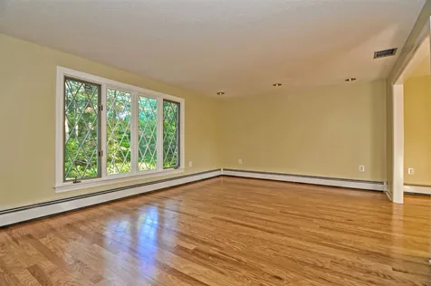 21 Dianna Road Londonderry NH 03053