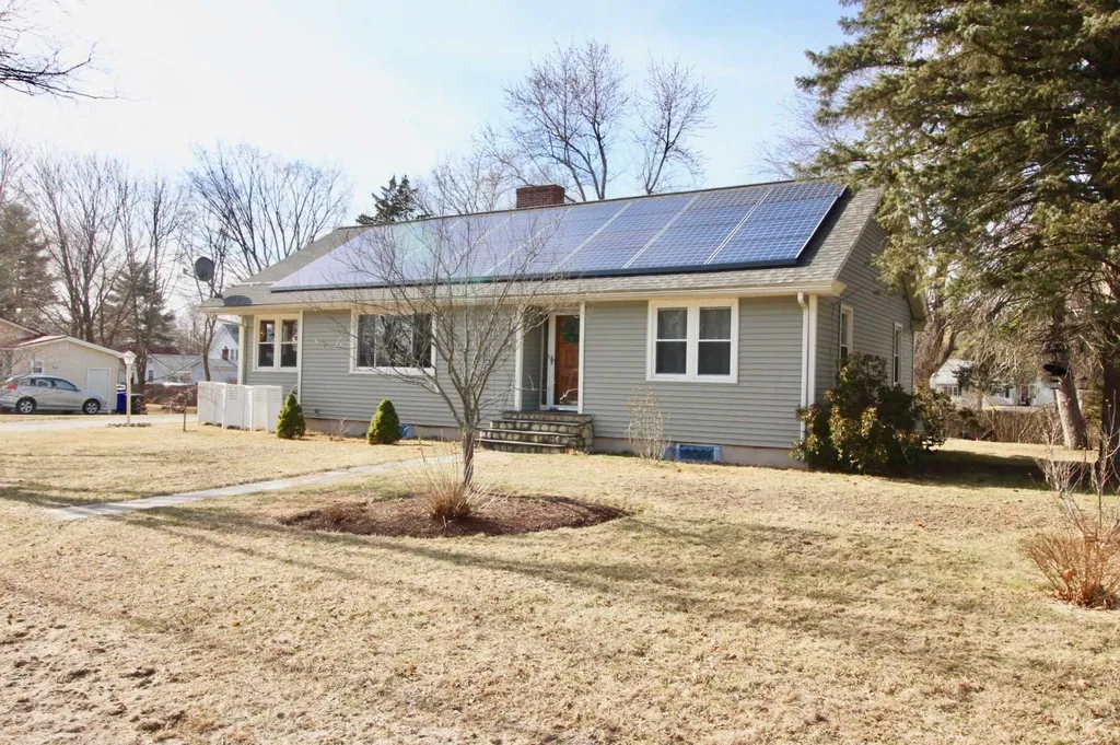 16 Oakwood Street Hudson NH 03051
