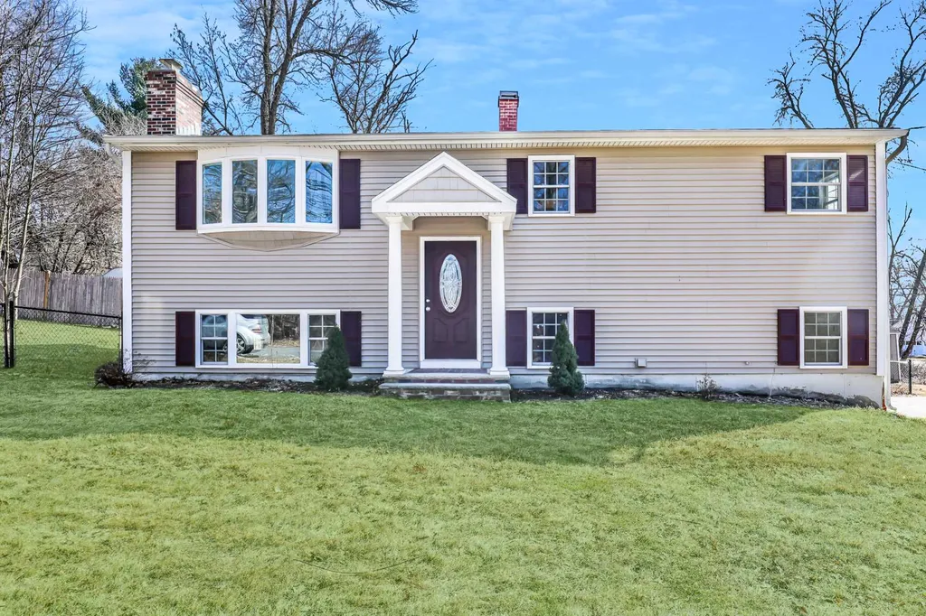 1 Daw Street Hudson NH 03051