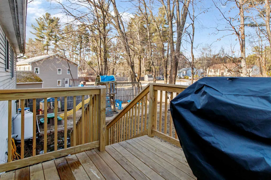 12 Eayers Pond Road Hudson NH 03051